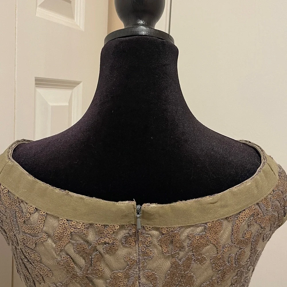 TADASHI SHOJI Elegant Gold Floral Gown - Picture 9 of 13